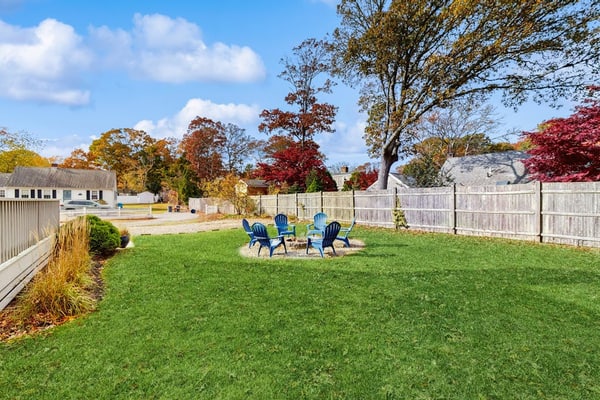 Updated Cozy Cottage: walk to the beach, AC, large yard & fireplace
