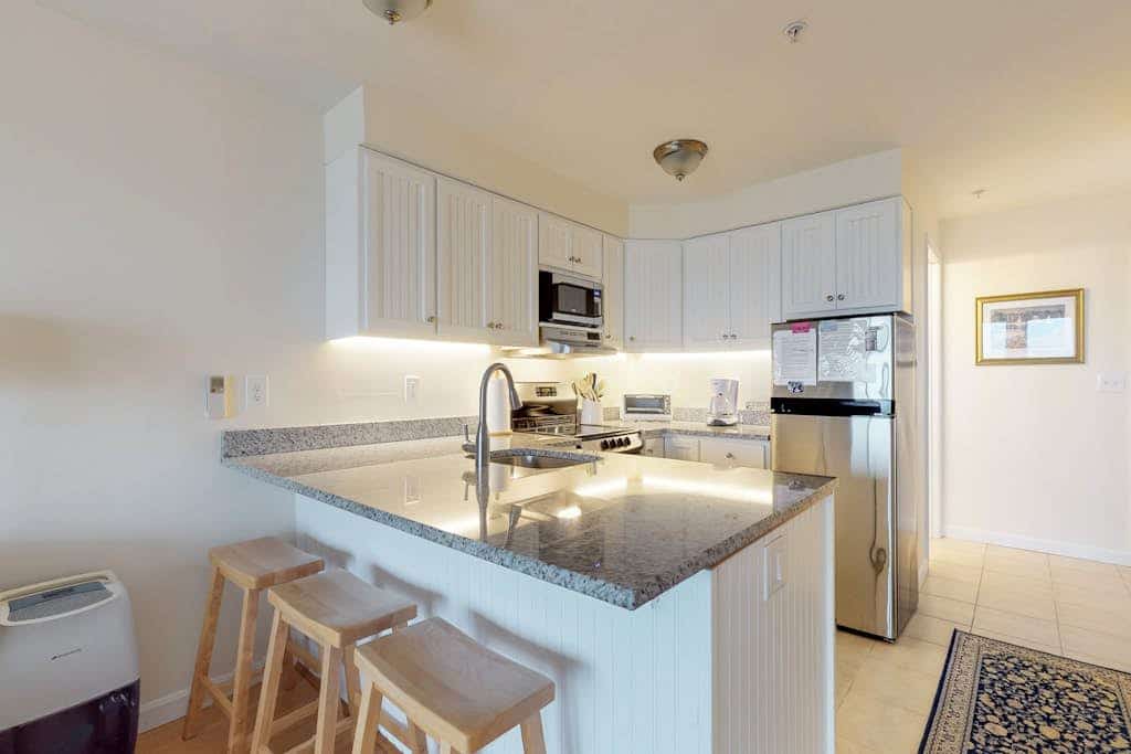 Beautiful bayfront condo with WiFi & washer/dryer - near beaches, lighthouses