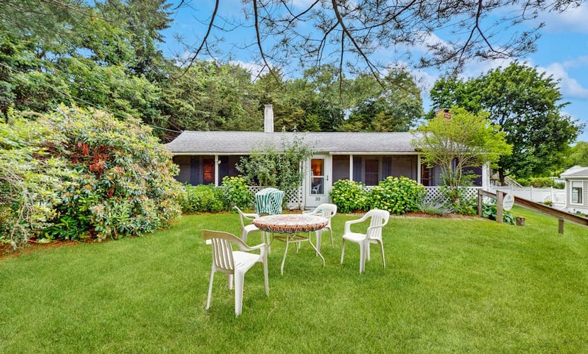 Cozy quiet cottage: just a short walk to beach, AC & screened porch