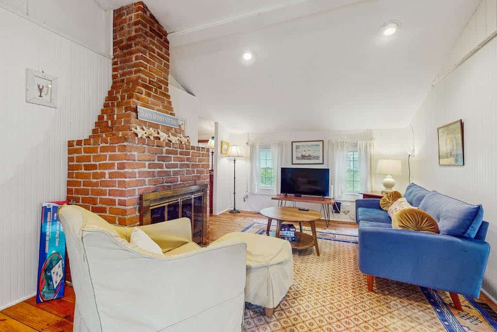 Cozy quiet cottage: just a short walk to beach, AC & screened porch