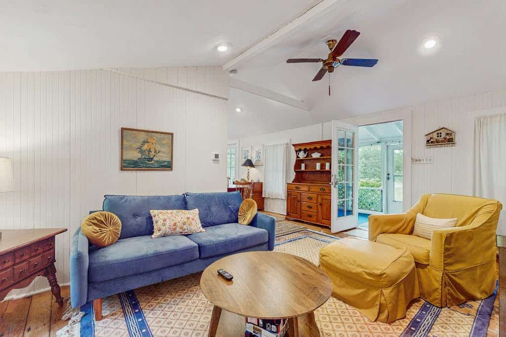 Cozy quiet cottage: just a short walk to beach, AC & screened porch