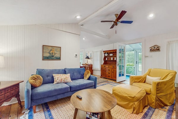 Cozy quiet cottage: just a short walk to beach, AC & screened porch