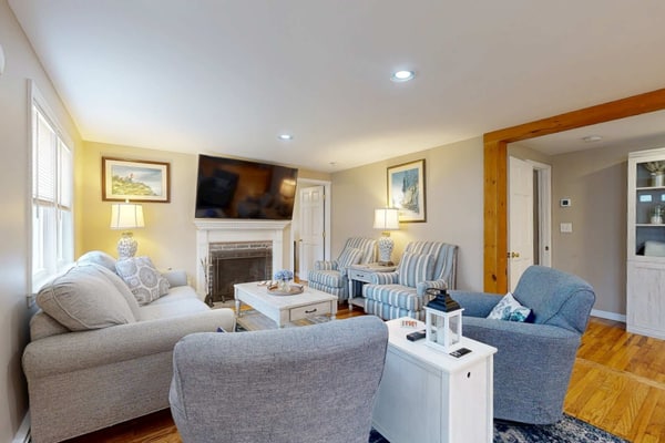 Recently updated Colonial with WiFi, private washer/dryer, firepit & large yard