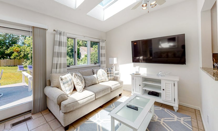 Bright home with central AC, kayaks, large yard, fast WiFi - walk to the beach
