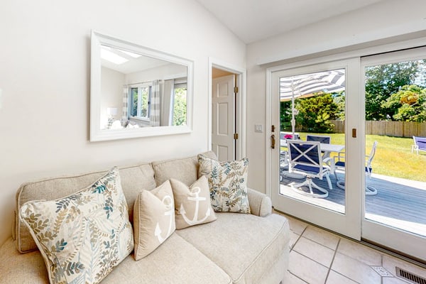 Bright home with central AC, kayaks, large yard, fast WiFi - walk to the beach