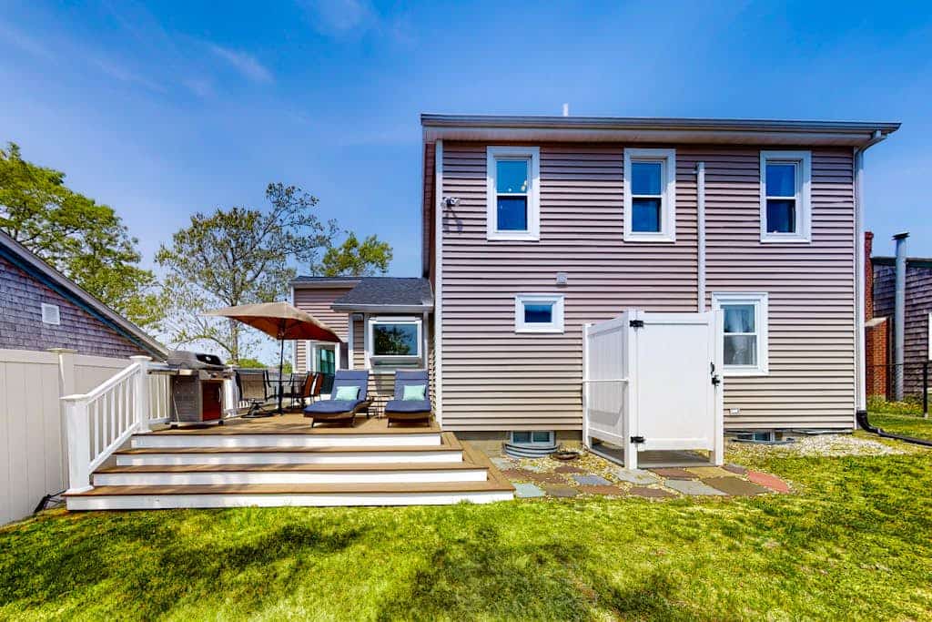 Bright home steps from private beach with kayaks, dock & Onset Bay view