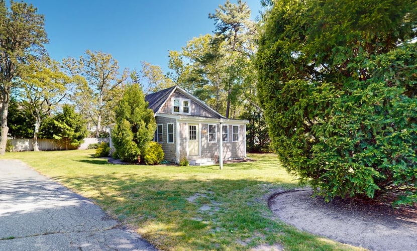 Coastal cottage close to beaches and town - private yard, W/D, & new renovations