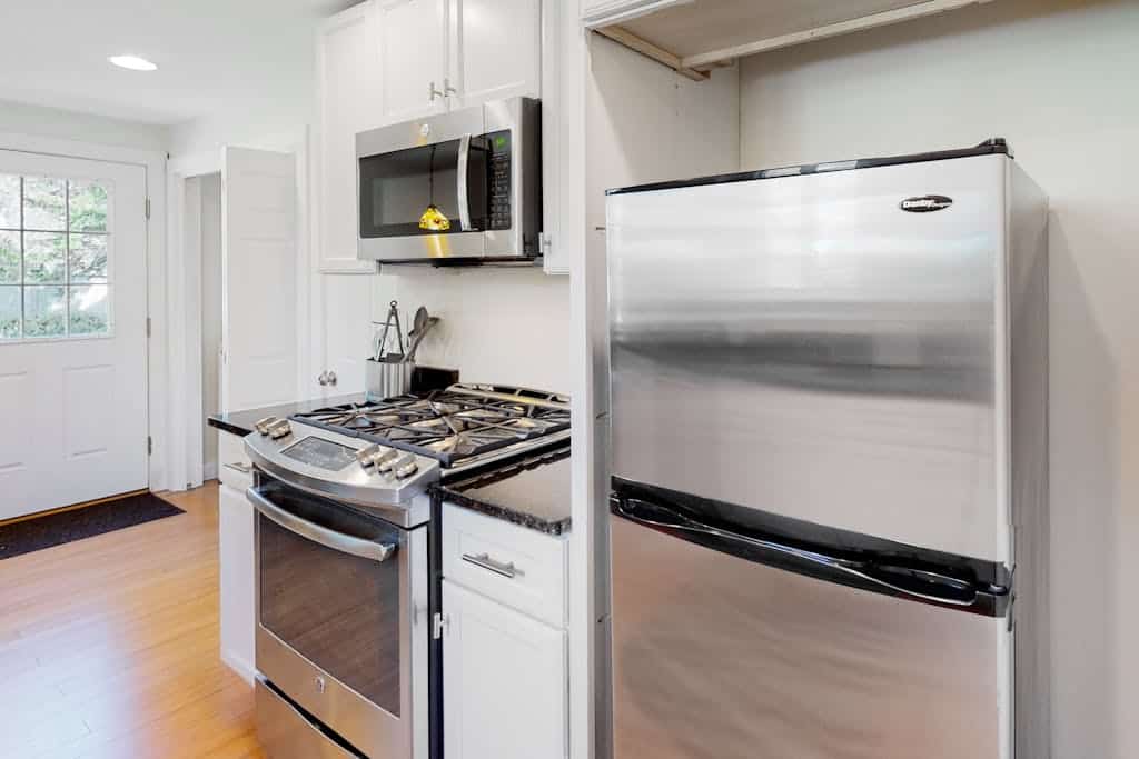 Coastal cottage close to beaches and town - private yard, W/D, & new renovations