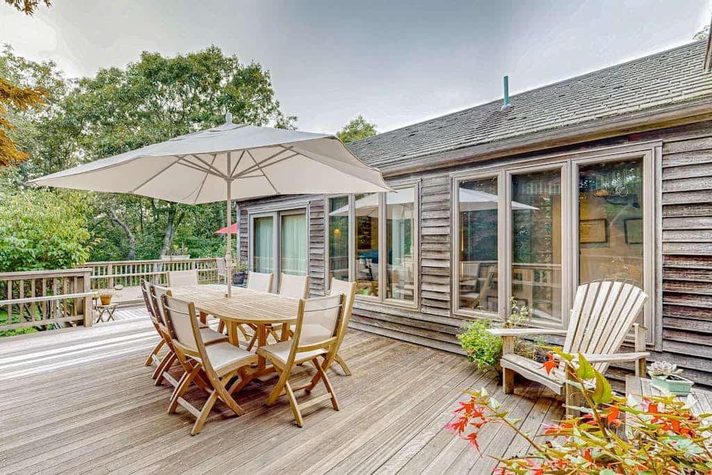 Nana’s Treehouse | House with spacious deck, grills, outdoor shower & W/D