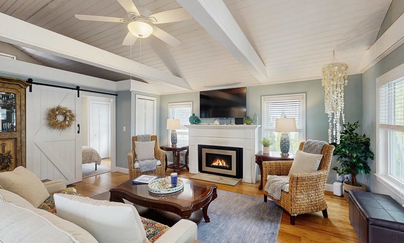 Peaceful marshview escape with large sunroom, AC, outdoor firepit & dog friendly