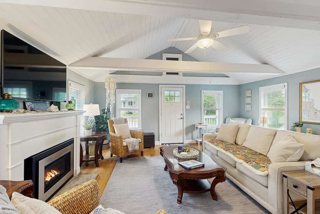 Peaceful marshview escape with large sunroom, AC, outdoor firepit & dog friendly