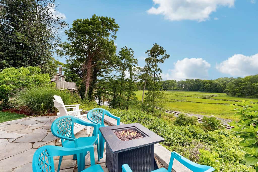 Peaceful marshview escape with large sunroom, AC, outdoor firepit & dog friendly