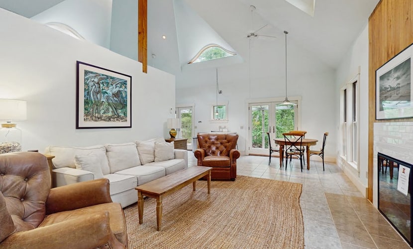 Uniquely designed island retreat with fast WiFi & private W/D - dogs welcome