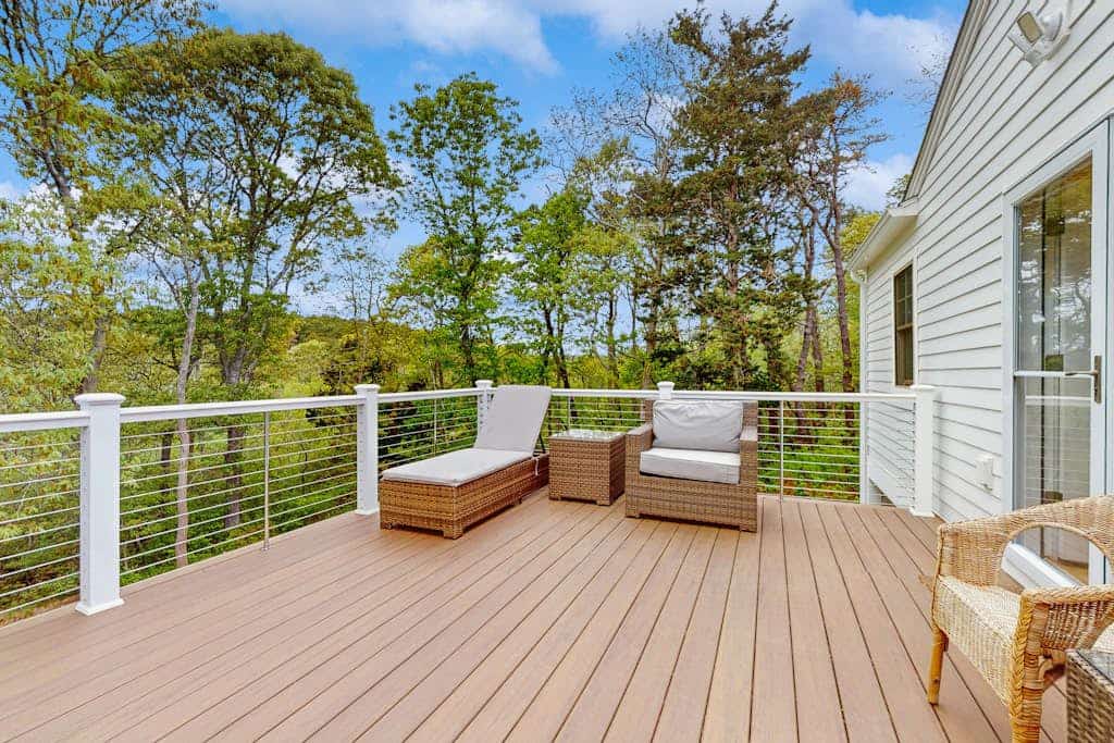 Conveniently located and renovated cottage with lovely views & chef's kitchen