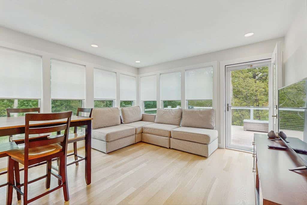 Conveniently located and renovated cottage with lovely views & chef's kitchen
