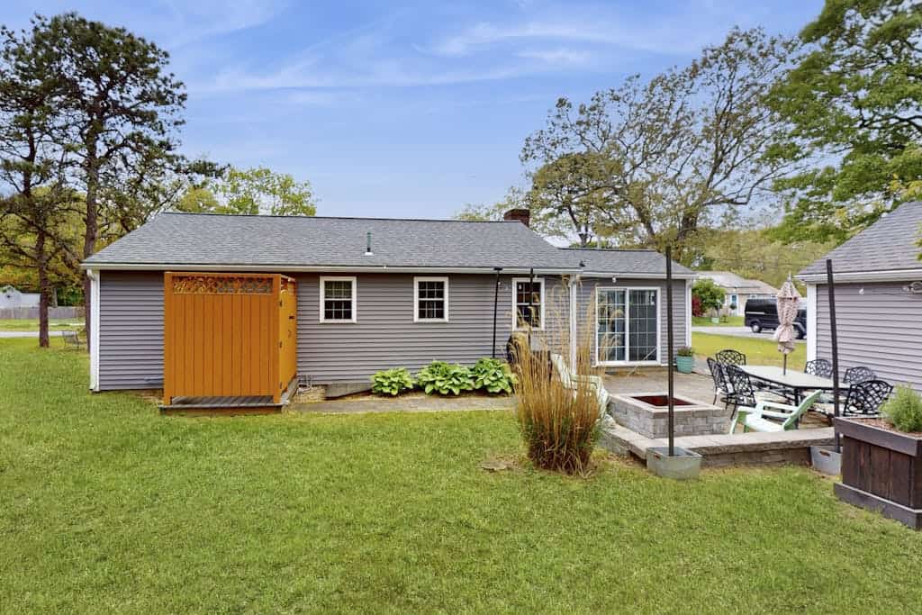 Relaxing family retreat with patio, bikes, fire pit, grill, & central AC