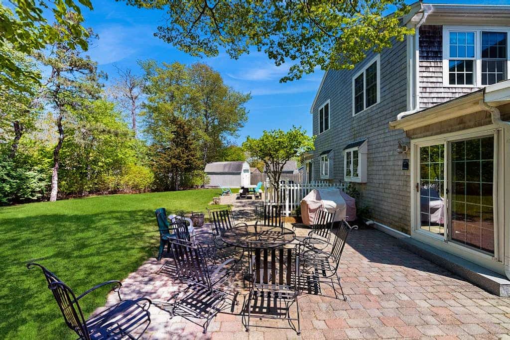 Dog friendly cottage with patio: near beach, town & attractions