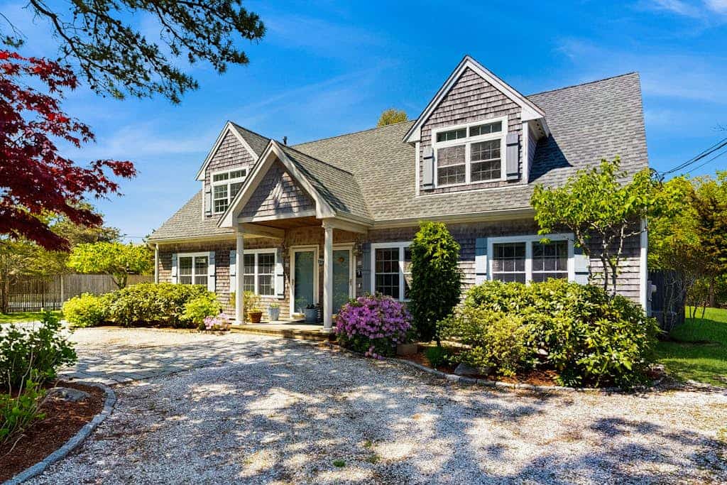 Dog friendly cottage with patio: near beach, town & attractions