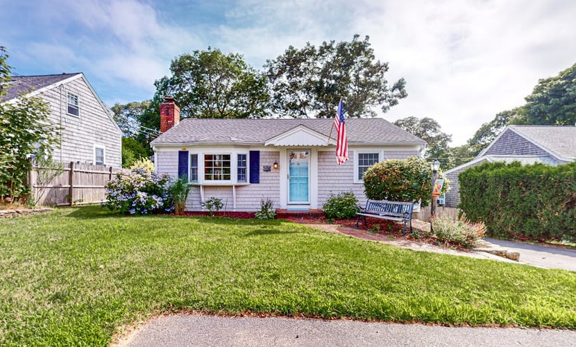 Private house close to beach with grill, AC, yard, and deck