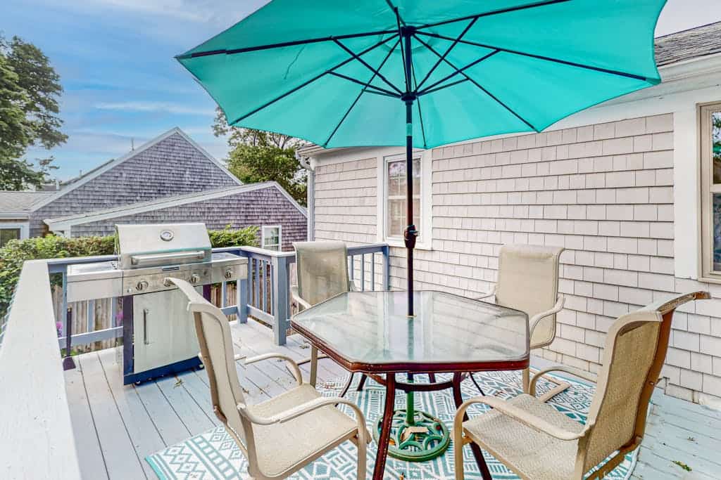 Private house close to beach with grill, AC, yard, and deck