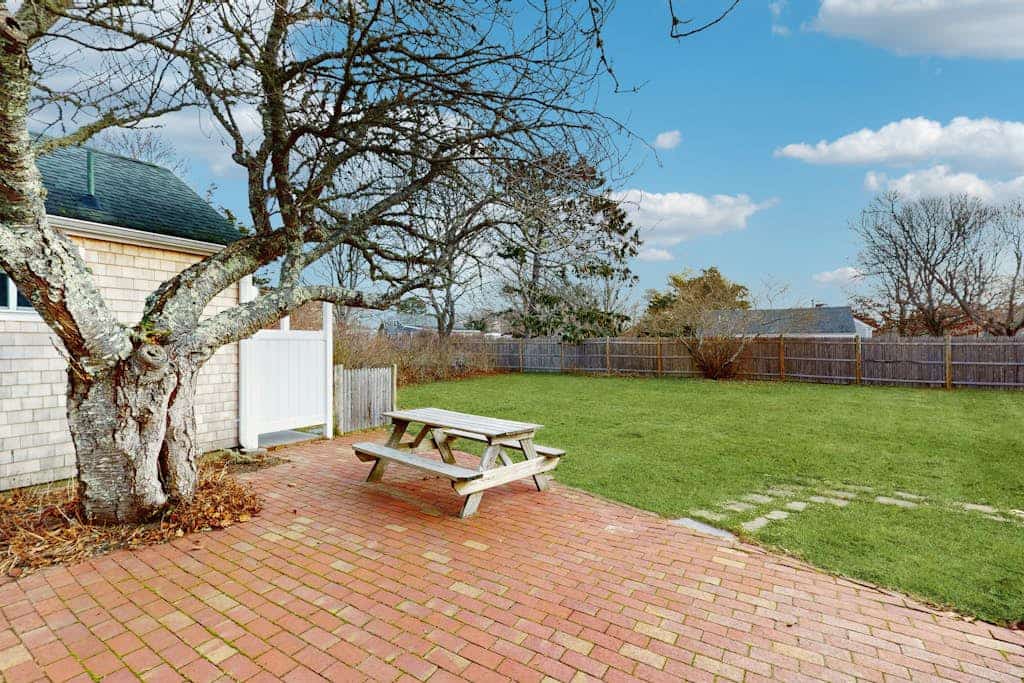 Coastal Cape house close to the beach with full kitchen, yard, patio, W/D & AC