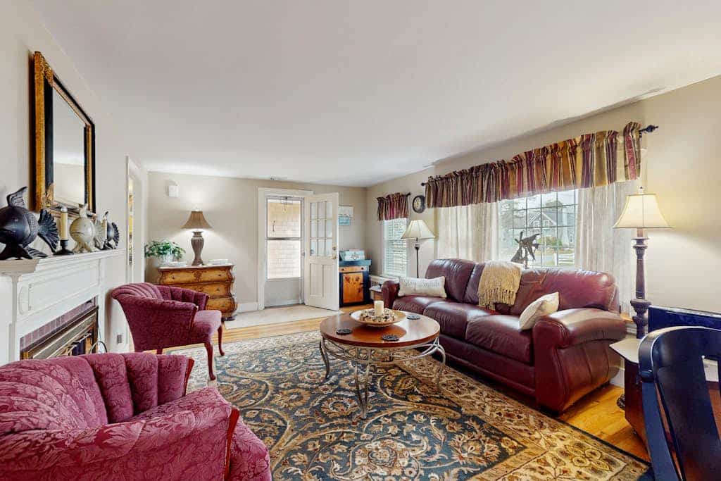 Coastal Cape house close to the beach with full kitchen, yard, patio, W/D & AC