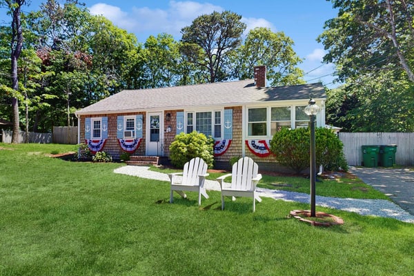 Cozy Cape Cottage w/ large yard, outdoor shower & close to beaches & attractions