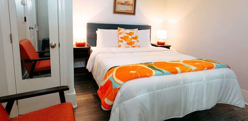Stylish studio in central location with fireplace, AC, & tranquil courtyard