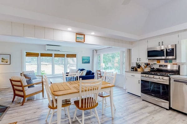 Darling, secluded cottage with large yard - walk to Chatham & Lighthouse Beach