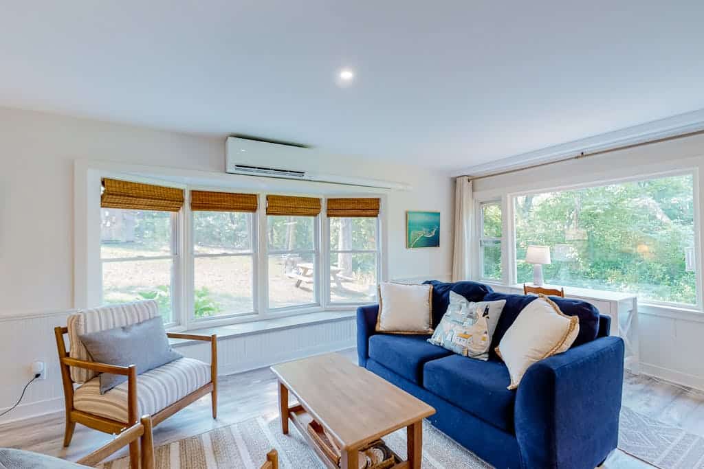 Darling, secluded cottage with large yard - walk to Chatham & Lighthouse Beach