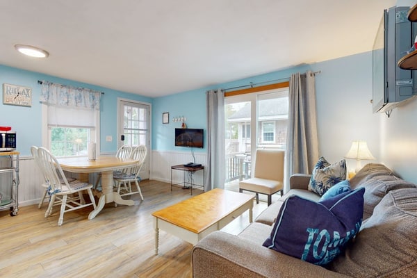 Dog-friendly duplex with decks, fast WiFi & centralAC - walk to Sea Street Beach