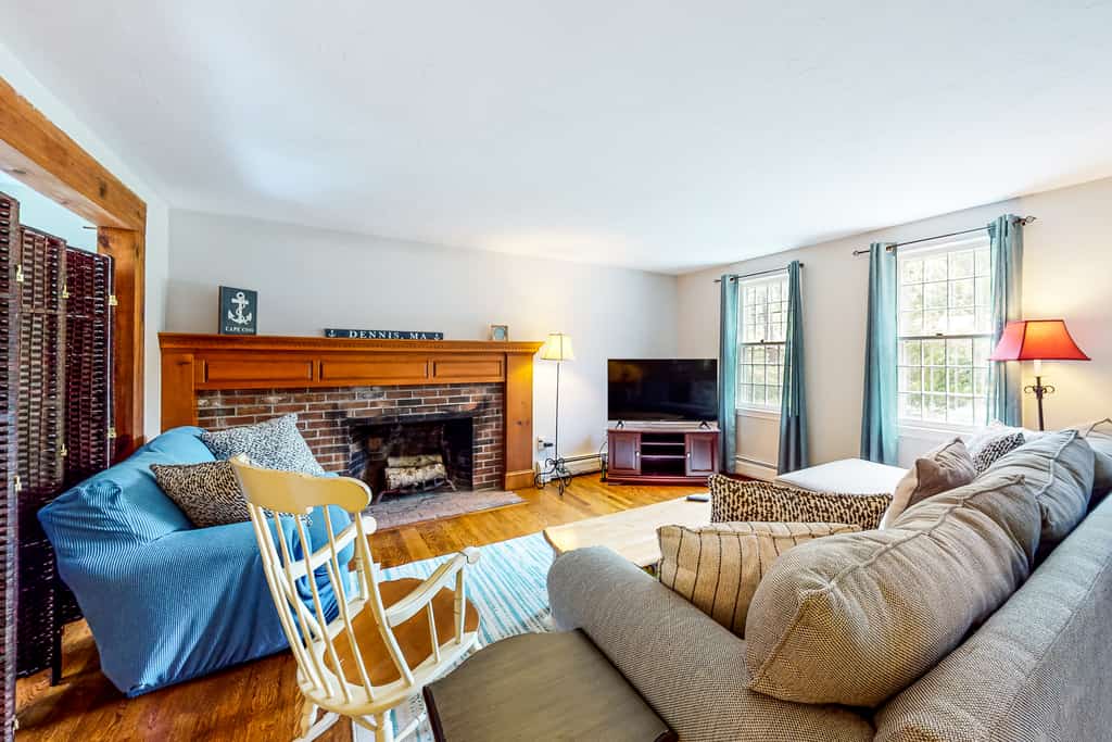 Quintessential Cape Cod Home. Beautiful Beaches, Chip Shot to Golf and Town