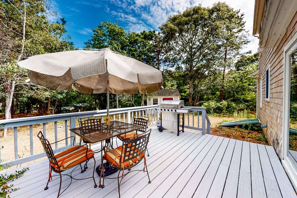 Quintessential Cape Cod Home. Beautiful Beaches, Chip Shot to Golf and Town