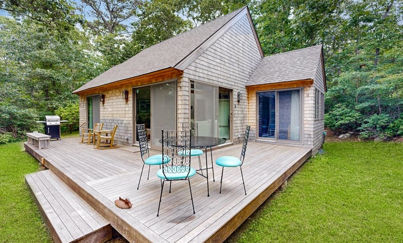 Peaceful, dog-friendly home on 3 acres with lovely yard, near beaches
