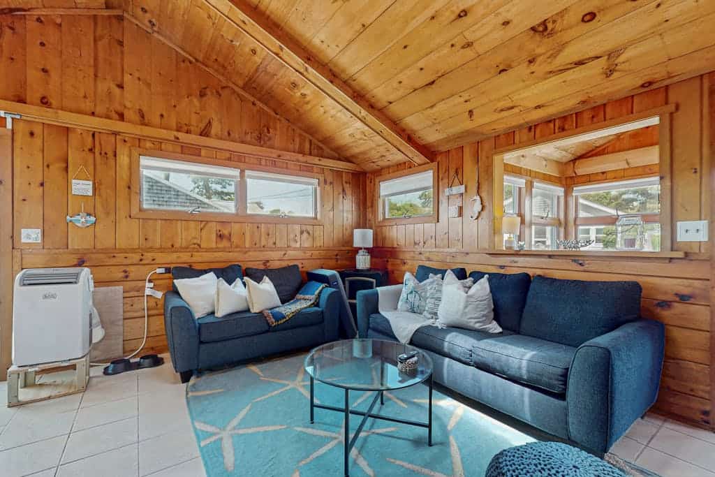 Charming cottage with private W/D, wifi + minutes to beach