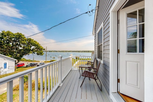 Newly built bayview home, steps to dock/launch on Great Pond - small dogs OK
