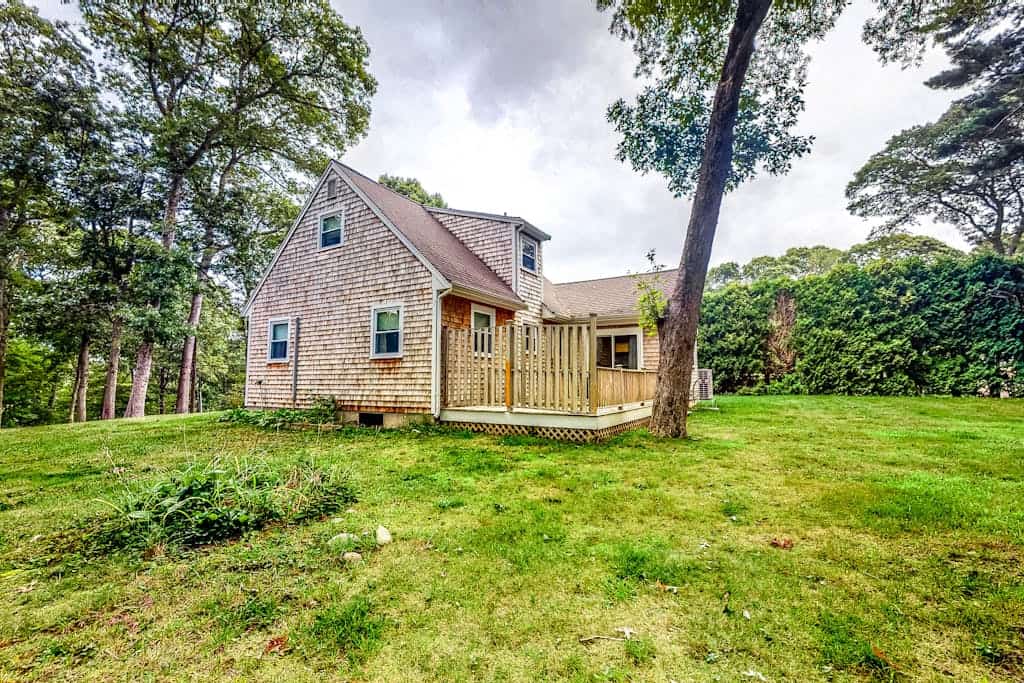 Adorable Home on a Grassy Lot w/ Free WiFi, Two Living Areas, & a Full Kitchen