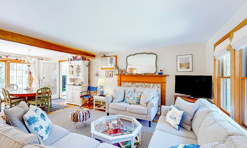 Charming retreat near the ocean with W/D, games, & trails