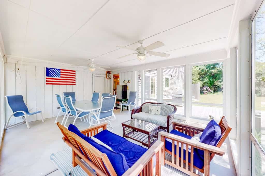 Charming retreat near the ocean with W/D, games, & trails