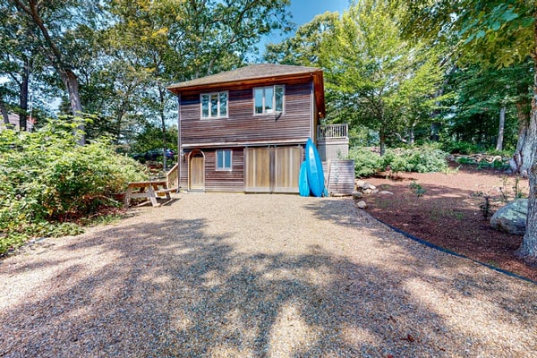 Nana's Backyard Treehouse with deck, electric/gas grills, kitchenette