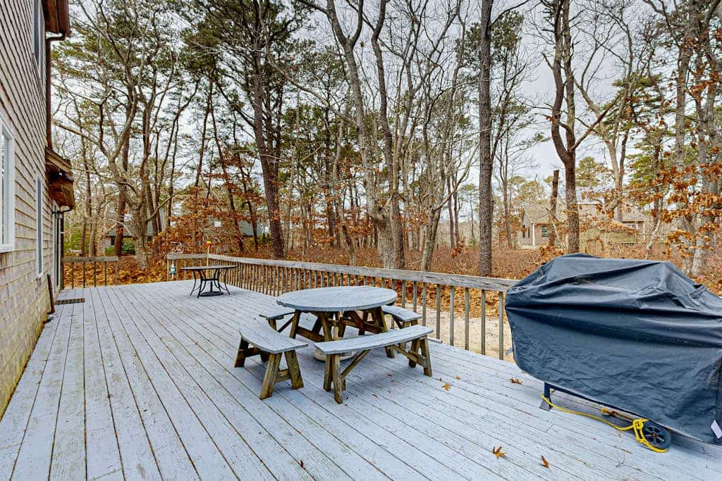Quiet home with sunroom, deck, W/D, AC, & quick access to beach