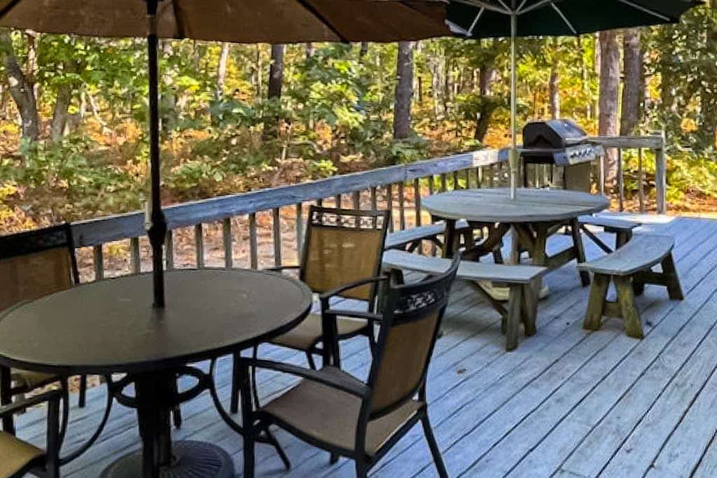 Quiet home with sunroom, deck, W/D, AC, & quick access to beach