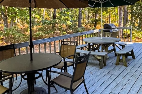 Quiet home with sunroom, deck, W/D, AC, & quick access to beach