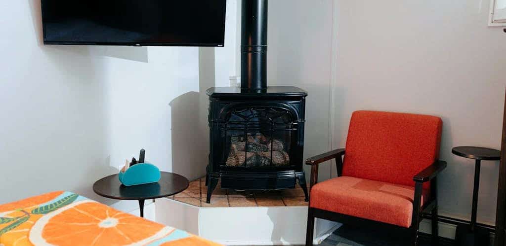 Stylish dual studio escape in central location with fireplace, AC, & courtyard