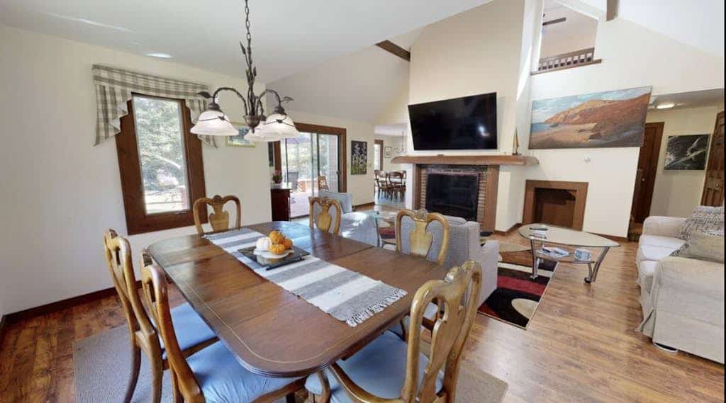 Gorgeous home near the ocean w/ a full kitchen, deck, & large, fenced back yard