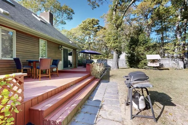 Gorgeous home near the ocean w/ a full kitchen, deck, & large, fenced back yard