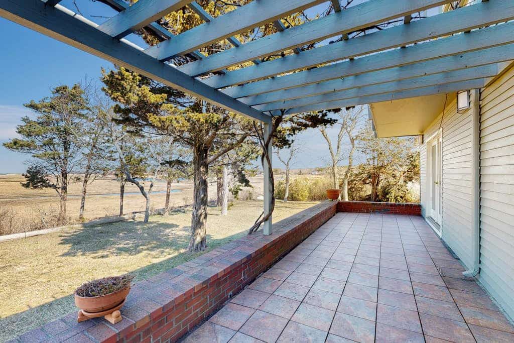Great waterfront property with wildlife views & walking distance to beach!