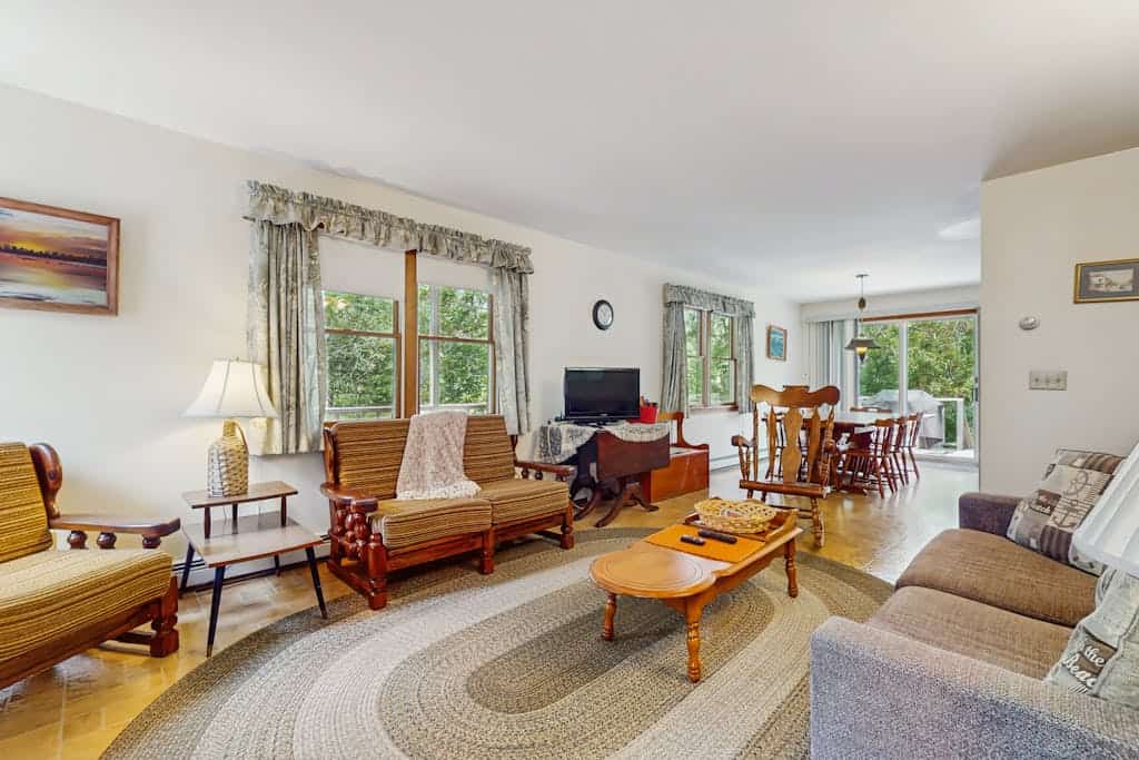 Home in a bayside neighborhood with 2 large decks - walk to beaches