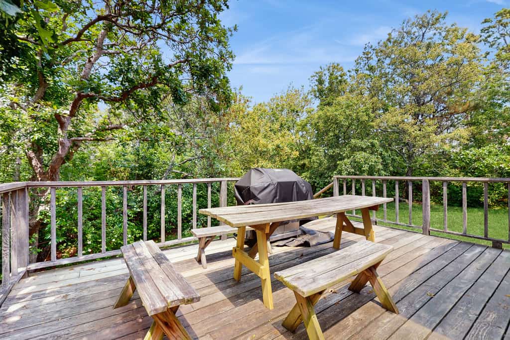 Home in a bayside neighborhood with 2 large decks - walk to beaches