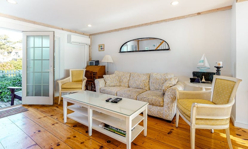 Upscale cottage in the heart of South Cape Cod, walk to beach & marketplace